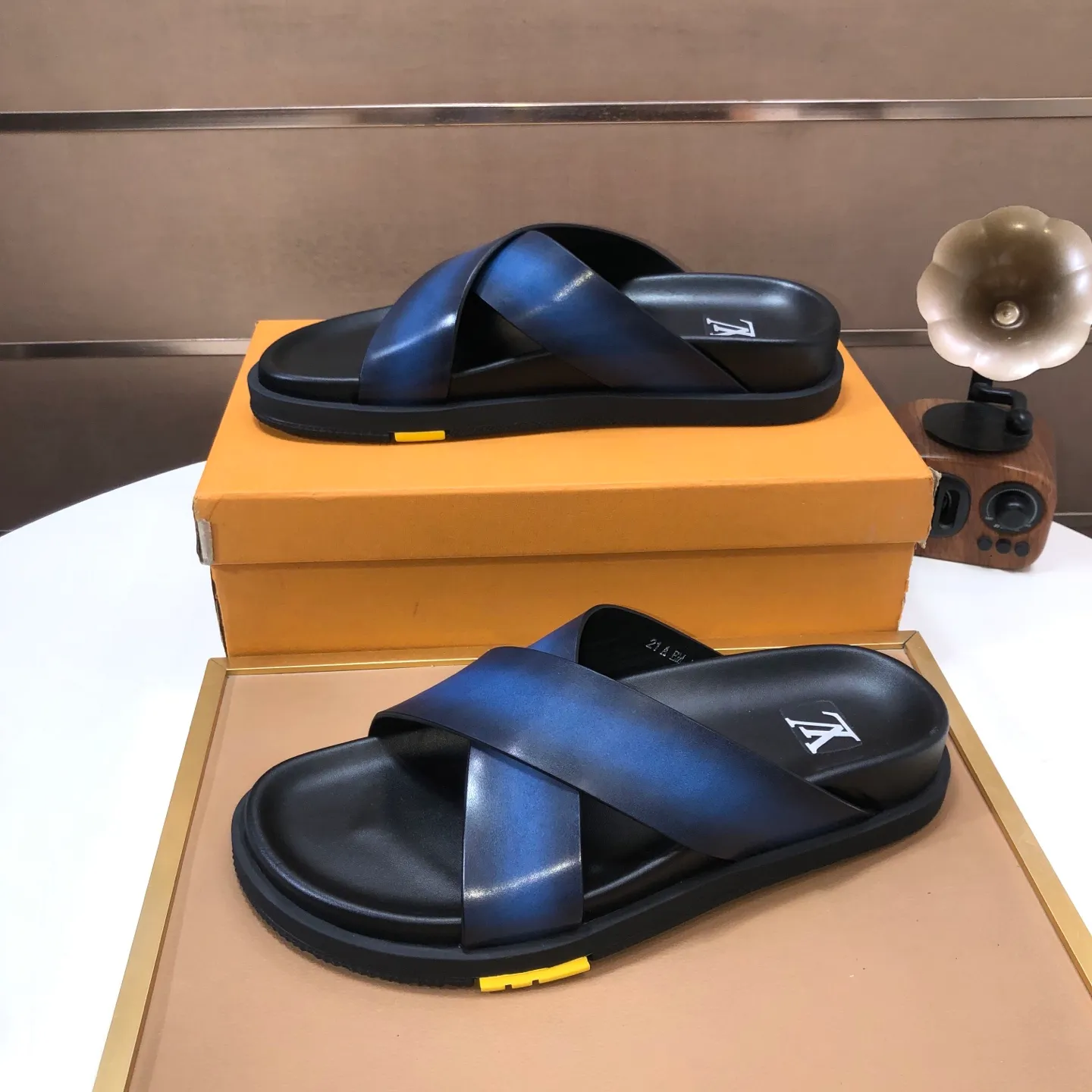 Men's shoes 💰400💰 [Louis Vuitton LV slippers] (high-end cowhide) counter 1:1 fashion style, a must-have for summer! The designer used LV’s iconic outsole. The original simple slippers instantly become fashionable! The upper is made of flexible special cowhide leather straps alternately, and the workmanship is exquisite! A must-have for stylish men in summer, size 38-45 (45 customized)